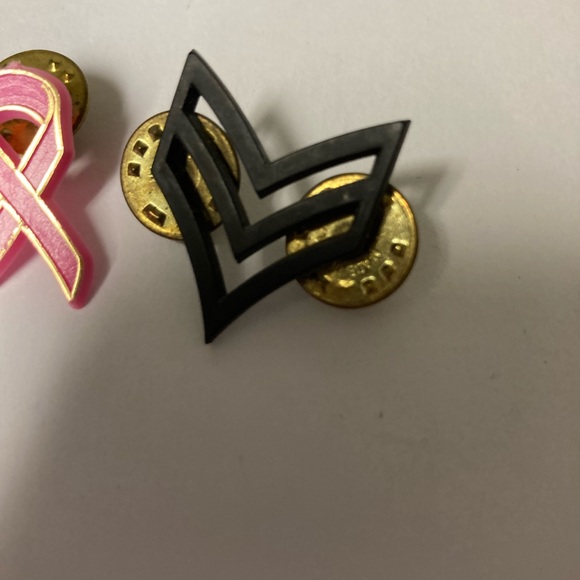 80’s vintage pin bundle - Picture 5 of 7